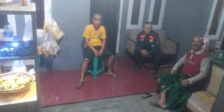 Sambangi Warga Malam Hari Bhabinkamtibmas Polsek Lembursitu Sampaikan Pesan Kamtibmas Kepada Warga Binaannya