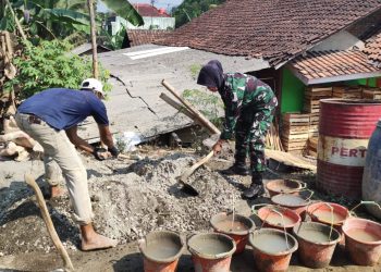 Babinsa Bojong Laksanakan Karya Bhakti Perbaikan Jalan Bersama Warga