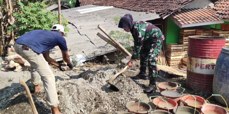 Babinsa Bojong Laksanakan Karya Bhakti Perbaikan Jalan Bersama Warga