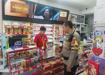 Sambangi Karyawan Indomaret, Bhabinkamtibmas Aipda Hanhan Mengimbau Terkait Gangguan Kenyamanan