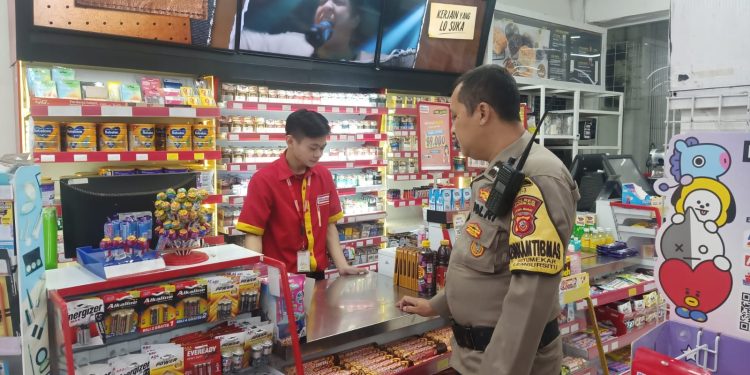 Sambangi Karyawan Indomaret, Bhabinkamtibmas Aipda Hanhan Mengimbau Terkait Gangguan Kenyamanan