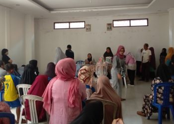 Penyaluran Bantuan Bansos Beras 10 Kg di Kelurahan Lembursitu Sebanyak 862 Penerima