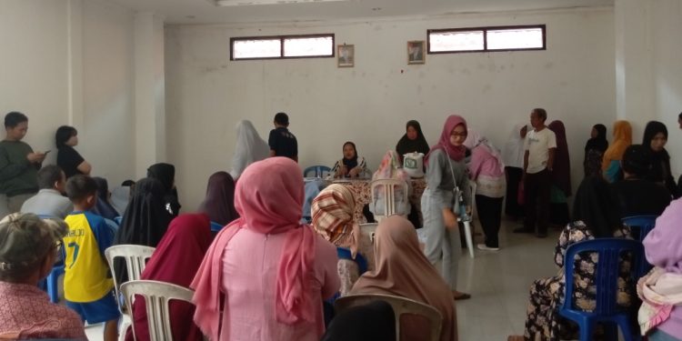 Penyaluran Bantuan Bansos Beras 10 Kg di Kelurahan Lembursitu Sebanyak 862 Penerima