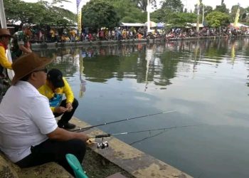 Bupati Sukabumi Bersama Ratusan Warga Ikuti Mancing Bareng Sadulur Hari Bakti PU ke-78 di Situ Cijeruk
