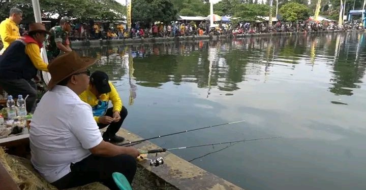 Bupati Sukabumi Bersama Ratusan Warga Ikuti Mancing Bareng Sadulur Hari Bakti PU ke-78 di Situ Cijeruk