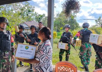 Peringati HUT Brigif 15/Kujang II Ke-61, Satgas Yonif 310/KK Bagikan Paket Sembako Kepada Warga Di Perbatasan RI-PNG