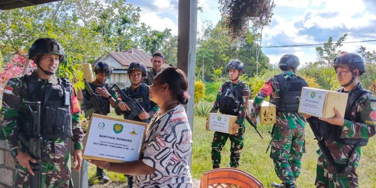 Peringati HUT Brigif 15/Kujang II Ke-61, Satgas Yonif 310/KK Bagikan Paket Sembako Kepada Warga Di Perbatasan RI-PNG