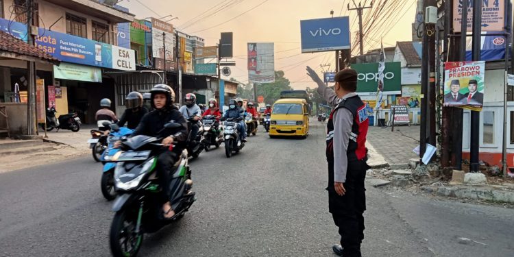 Berikan Pelayanan Prima Dengan Melaksanakan Pengaturan Di Pagi Hari di Wilayah Hukum Polsek Lembursitu
