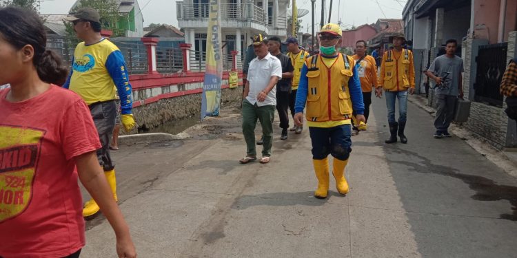 Hari Bakti ke-78 DPU Kab. Sukabumi Bersihkan Aliran Irigasi Ciraden Dari Sampah