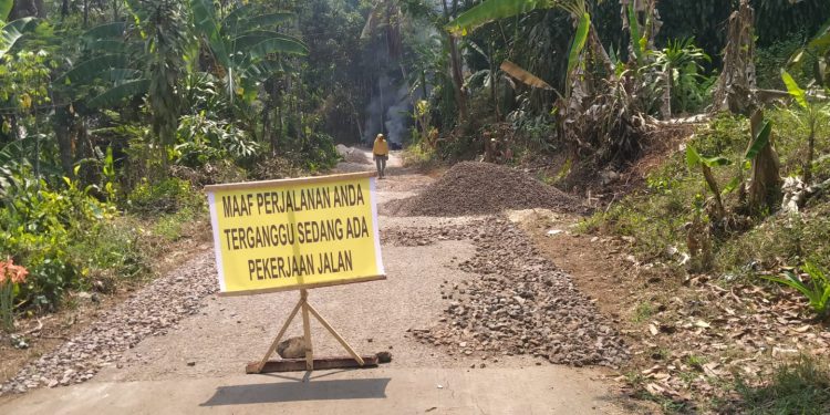 Jalan Kampung Cilaksana Akhirnya di Perbaiki DPU Kab. Sukabumi