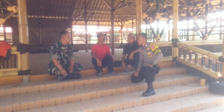 Bentuk Sinergitas TNI Polri, Polsek Lembursitu Giat Sambang dan Silaturahmi dengan Warga Sindangsari