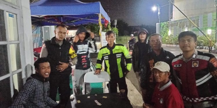 Ciptakan Rasa Aman, Anggota Samapta dan Bhabinkamtibmas Polsek Lembursitu Laksanakan Patroli dialogis di Malam Hari