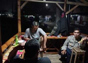 Ngobrol Bersama Warga, Bhabinkamtibmas Sampaikan Himbauan Kamtibmas
