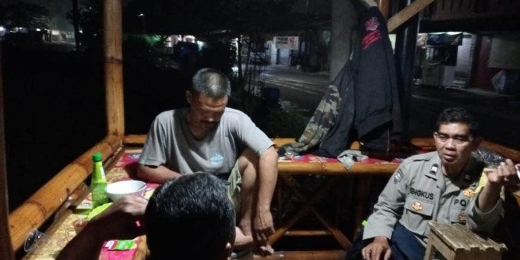 Ngobrol Bersama Warga, Bhabinkamtibmas Sampaikan Himbauan Kamtibmas