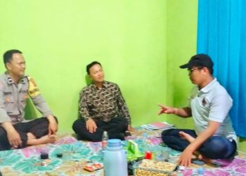 Melaksanakan Sambang / Silaturahmi Kamtibmas Kepada Warga