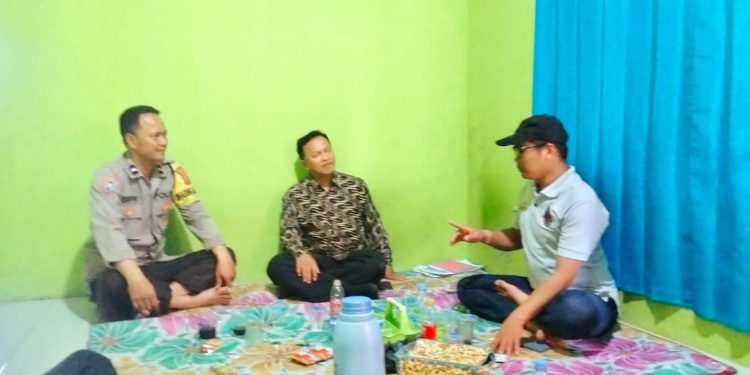 Melaksanakan Sambang / Silaturahmi Kamtibmas Kepada Warga
