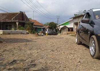 Jalan Penghubung Desa Kertajaya-Cihaur Rusak Abadi, Warga Pelintas Dambakan Jalan Ngageuleser