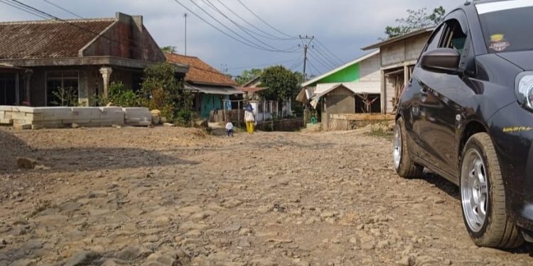 Jalan Penghubung Desa Kertajaya-Cihaur Rusak Abadi, Warga Pelintas Dambakan Jalan Ngageuleser