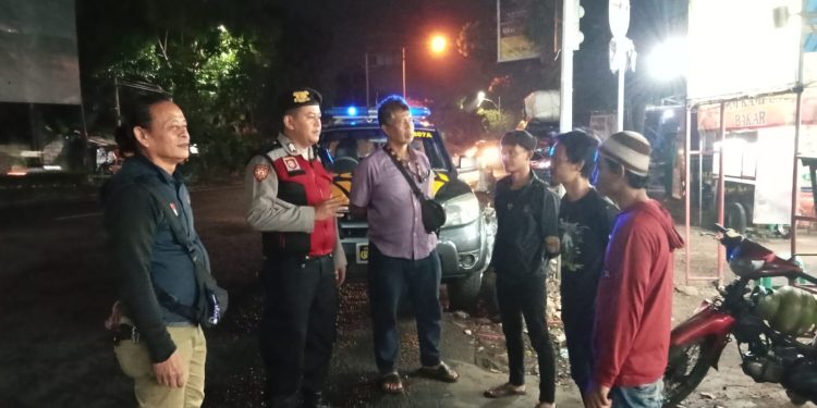 Patroli Malam Hari, Polisi Berikan Himbauan Kepada Pemuda dan warga masyarakat