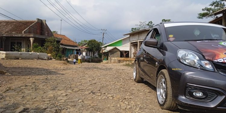 Jalan Penghubung Desa Kertajaya-Cihaur Rusak Abadi, Warga Pelintas Dambakan Jalan Ngageuleser