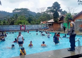 Patroli Obyek Wisata Kolam Renang Untuk Berikan Keamanan Dan Kenyamanan Kepada Pengunjung Saat Berlibur