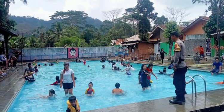 Patroli Obyek Wisata Kolam Renang Untuk Berikan Keamanan Dan Kenyamanan Kepada Pengunjung Saat Berlibur