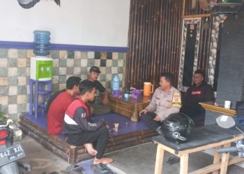 Sambangi Pemuda, Bhabinkamtibmas Polsek Lembursitu Sampaikan Pesan Kamtibmas