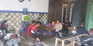 Sambangi Pemuda, Bhabinkamtibmas Polsek Lembursitu Sampaikan Pesan Kamtibmas