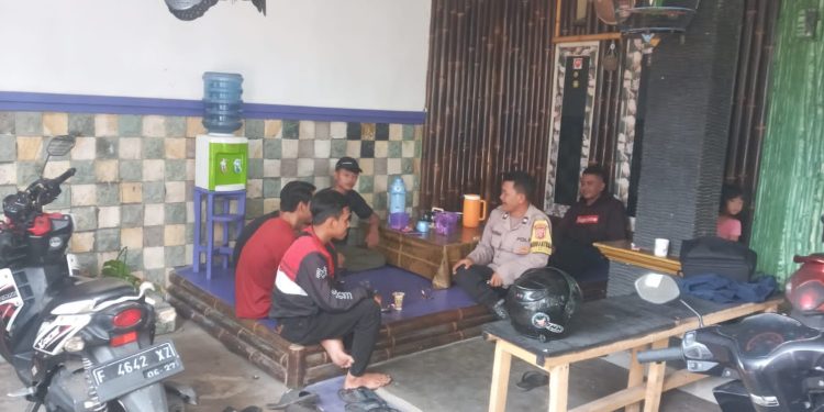 Sambangi Pemuda, Bhabinkamtibmas Polsek Lembursitu Sampaikan Pesan Kamtibmas