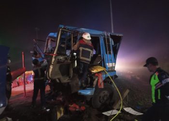 Sebuah Truk Terlibat Kecelakaan Tunggal Di Gerbang Tol Parungkuda, Dua Orang Tewas