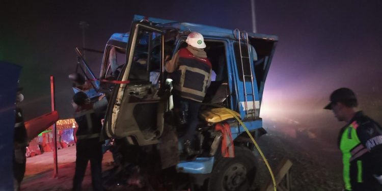Sebuah Truk Terlibat Kecelakaan Tunggal Di Gerbang Tol Parungkuda, Dua Orang Tewas