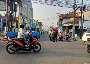 Gatur Pagi Anggota Unit Samapta Polsek Lembursitu Berikan Pelayanan Kepada Masyarakat