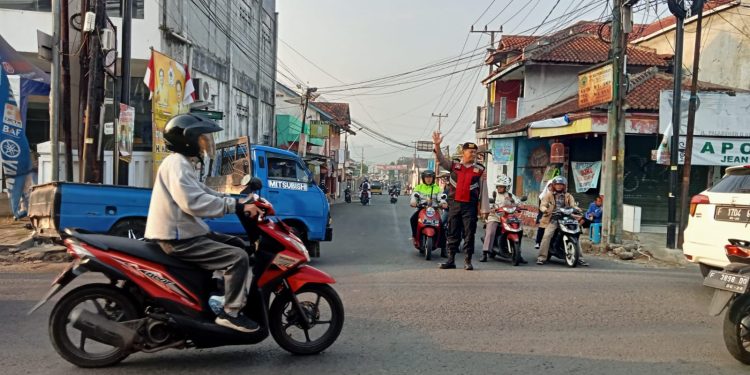 Gatur Pagi Anggota Unit Samapta Polsek Lembursitu Berikan Pelayanan Kepada Masyarakat