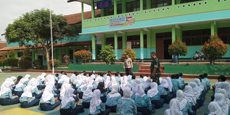 Polisi Berikan Pembinaan dan Penyuluhan Kepada Siswa Siswi di SMPN 13 Kota Sukabumi