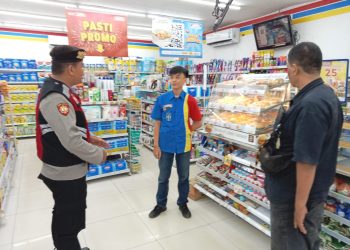 Patroli sambang Karyawan Alfamart dan Indomaret beri Himbauan Kamtibmas