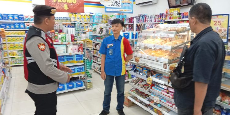 Patroli sambang Karyawan Alfamart dan Indomaret beri Himbauan Kamtibmas