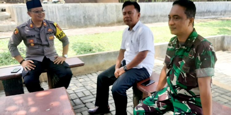 Jalin Sinergitas TNI – POLRI, Polsek Lembursitu Ngobrol Bareng Bersama Koramil Baros