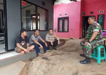 Sinergitas TNI – POLRI Sambangi Warga Berikan Himbauan Pesan Kamtibmas
