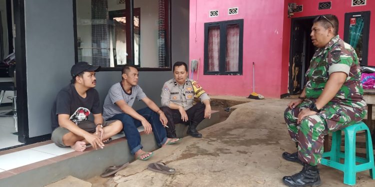 Sinergitas TNI – POLRI Sambangi Warga Berikan Himbauan Pesan Kamtibmas