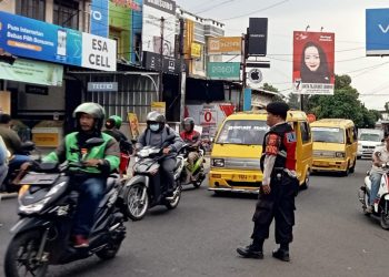 Wujud Pelayanan Guna Kelancaran Lalu Lintas Anggota Polsek Lembursitu Laksanakan Pengaturan Lalu Lintas di Pagi Hari