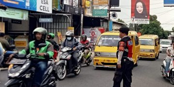 Wujud Pelayanan Guna Kelancaran Lalu Lintas Anggota Polsek Lembursitu Laksanakan Pengaturan Lalu Lintas di Pagi Hari