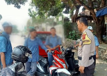 Antisipasi Bubaran Anak Sekolah, Anggota Bhabinkamtibmas Polsek Lembursitu Lakukan Sambang dan Patroli