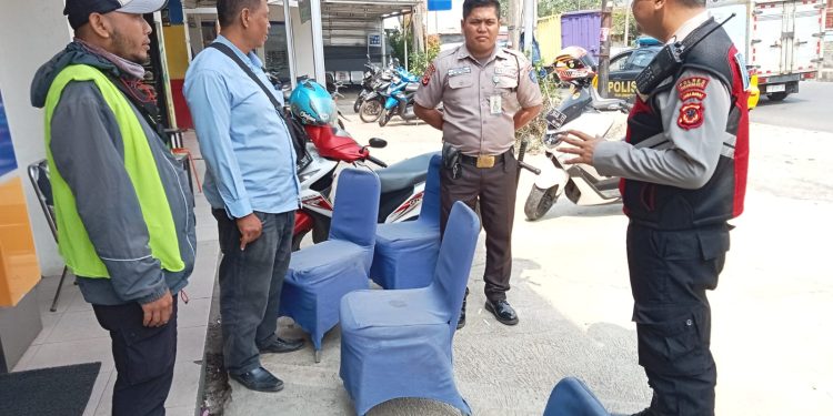 Sambang ke Obyek Vital, Unit Samapta Polsek Lembursitu Patroli Dialogis dengan Satpam Bank