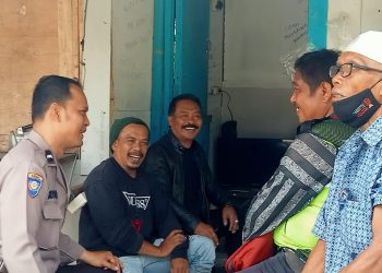 Jalin Kedekatan Dengan Tokoh Masyarakat, Bhabinkamtibmas Sambang Ke Wilayah Binaannya