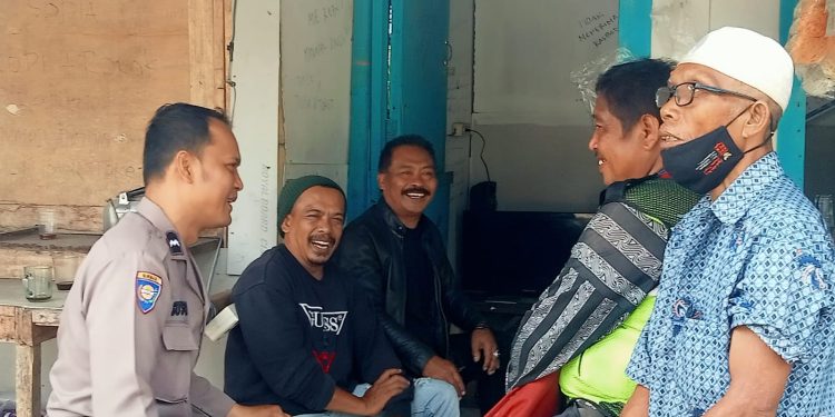 Jalin Kedekatan Dengan Tokoh Masyarakat, Bhabinkamtibmas Sambang Ke Wilayah Binaannya