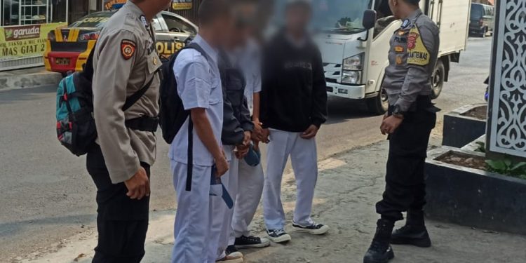 Bubaran Anak Sekolah Merupakan Kewajiban Polsek Lembursitu Untuk di Antisipasi