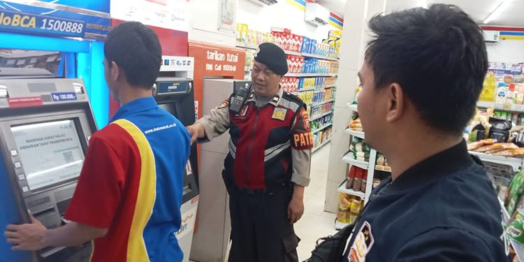 Pantau Dan Cek Mesin ATM oleh PS Kanit Samapta Polsek Lembursitu Polres Sukabumi Kota