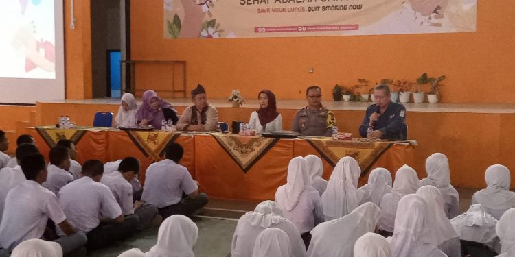 Kapolsek Lembursitu Hadiri Sosialisasi Kesehatan di SMKN 4 Kota Sukabumi
