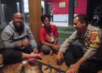 Ngobrol Bersama Warga, Bhabinkamtibmas Sampaikan Himbauan Kamtibmas