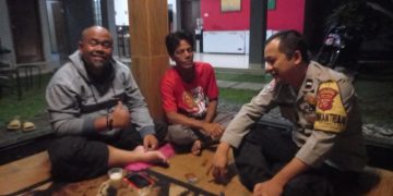 Ngobrol Bersama Warga, Bhabinkamtibmas Sampaikan Himbauan Kamtibmas